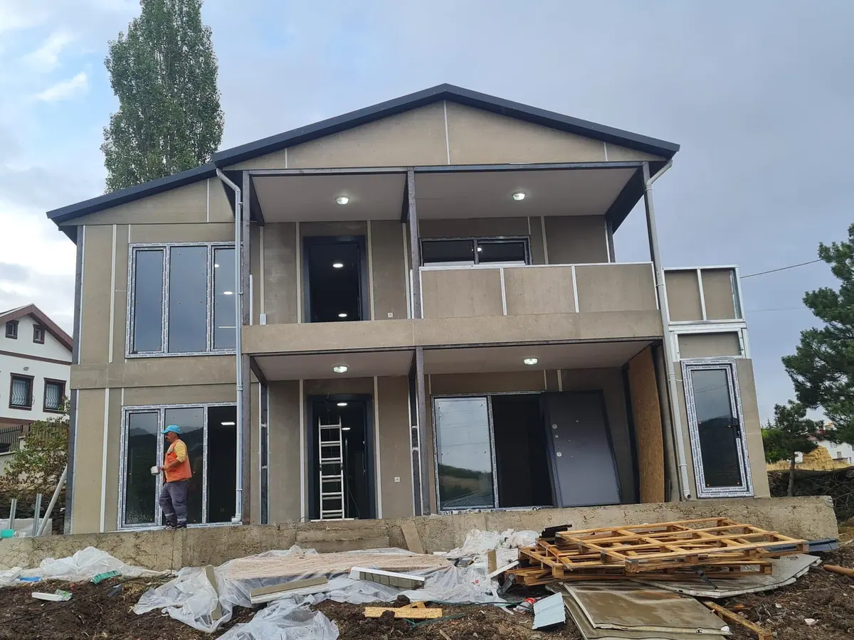 Çankırı — montajı süren çift katlı prefabrik ev (1/17)