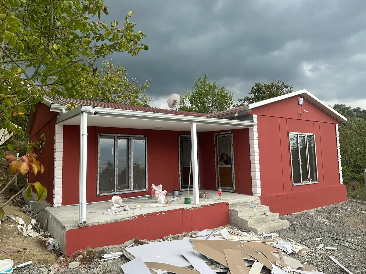 Düzce — montajı süren tek katlı prefabrik ev (1/4)