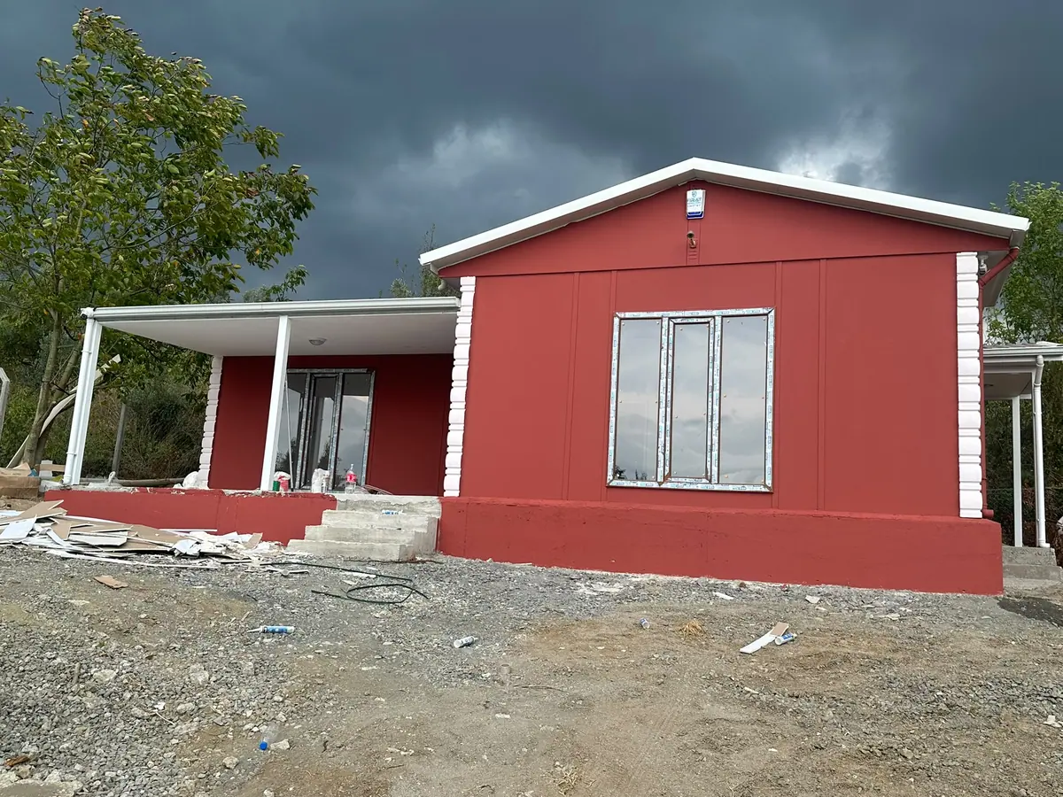 Düzce — montajı süren tek katlı prefabrik ev (2/4)