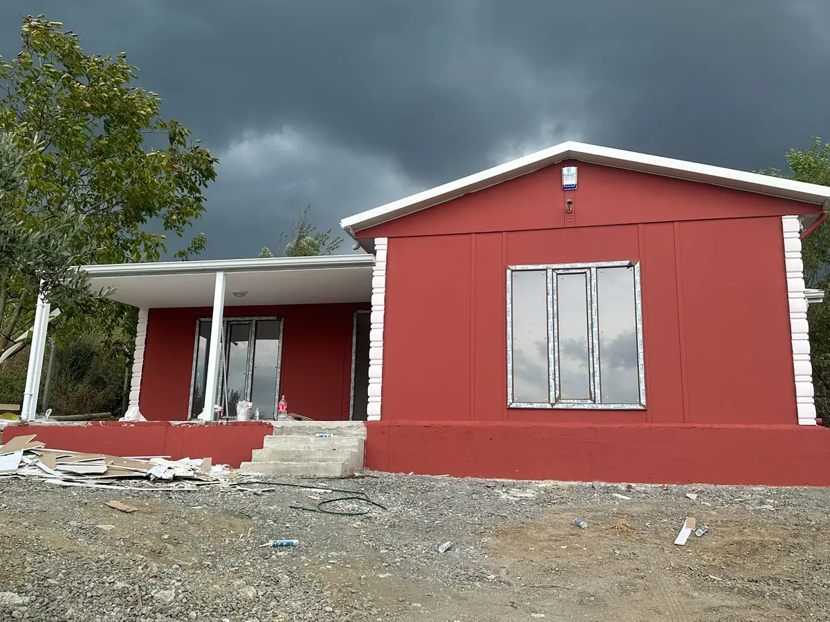 Düzce — montajı süren tek katlı prefabrik ev (3/4)