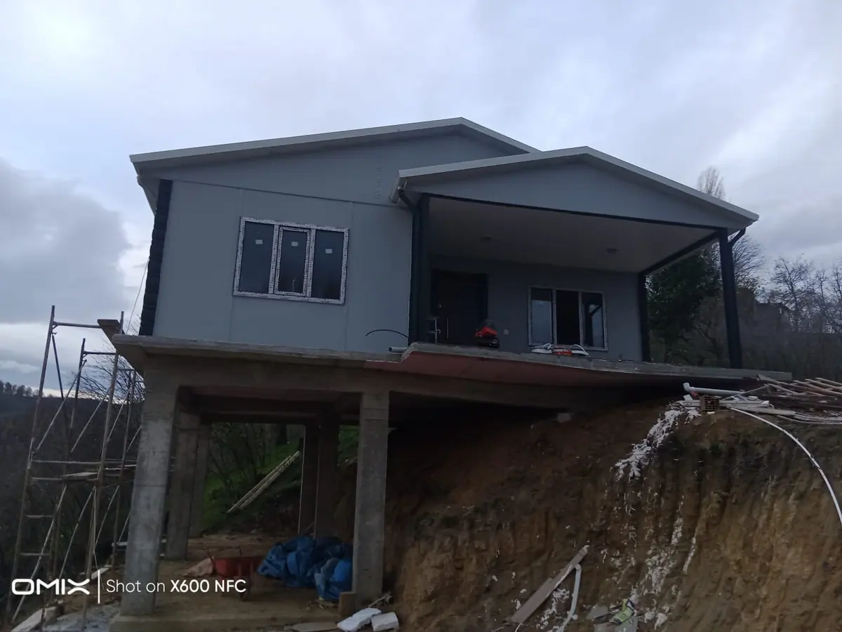 Kocaeli — montajı süren tek katlı prefabrik ev (1/3)