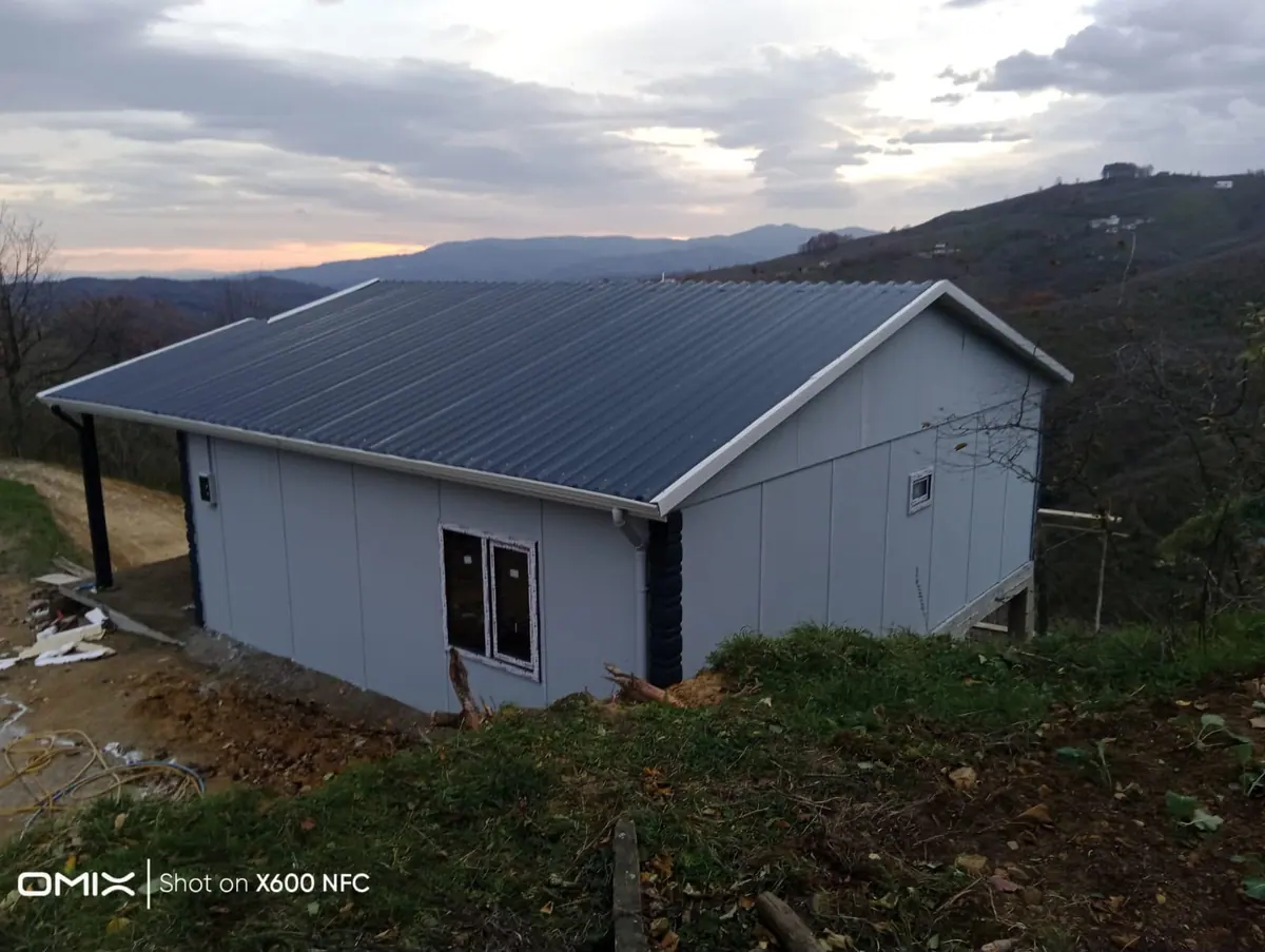 Kocaeli — montajı süren tek katlı prefabrik ev (2/3)