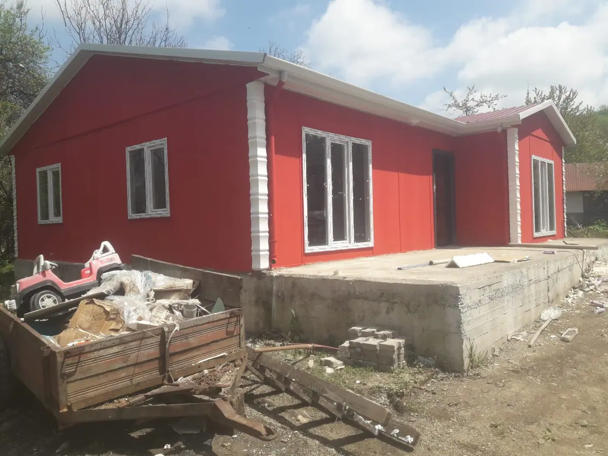 Kocaeli — montajı süren tek katlı prefabrik ev (2/3)