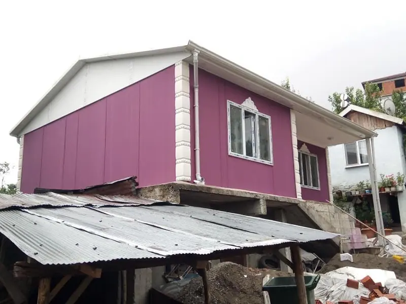 Kocaeli — montajı süren tek katlı prefabrik ev (2/3)
