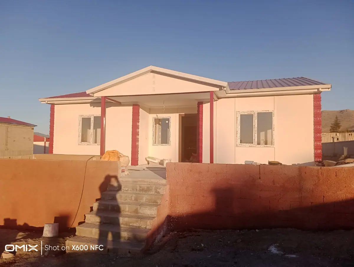 Kandıra, Kocaeli — montajı süren tek katlı prefabrik ev (3/4)