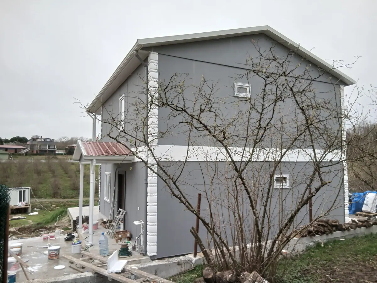 Kandıra, Kocaeli — montajı süren çift katlı prefabrik ev (1/4)