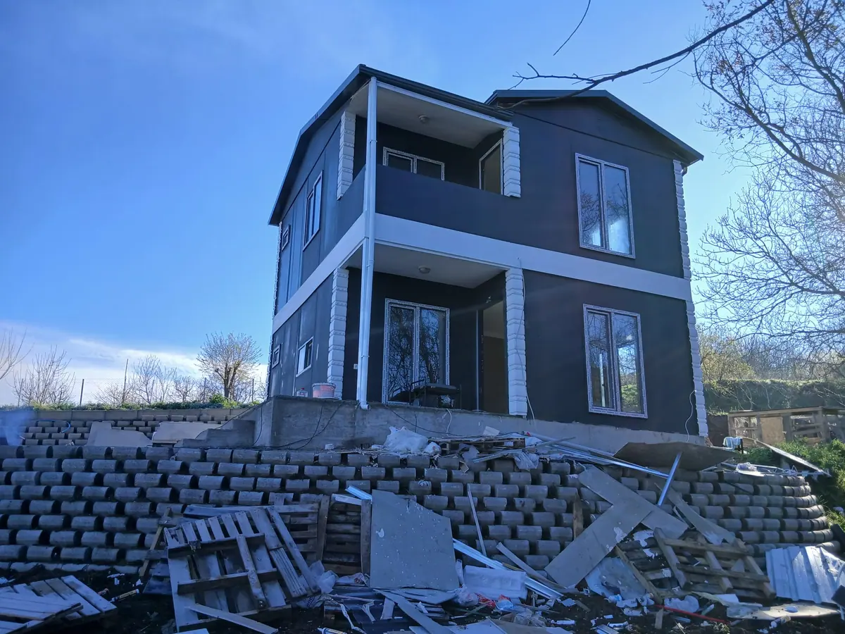 Evrenköy, Sakarya — montajı süren çift katlı prefabrik ev (2/4)