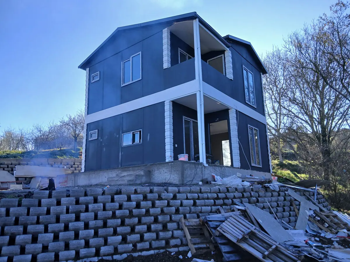 Evrenköy, Sakarya — montajı süren çift katlı prefabrik ev (3/4)