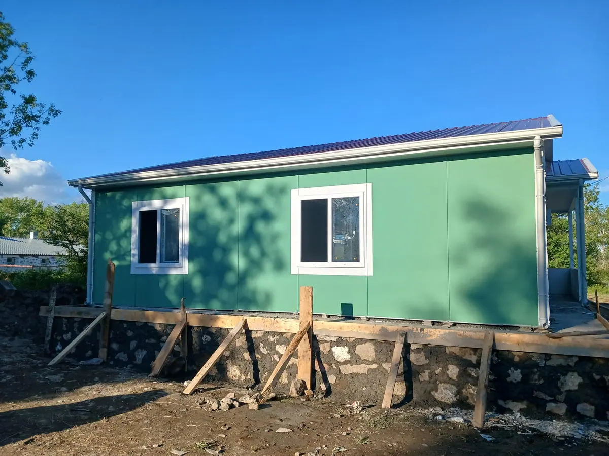 Sinop — montajı süren tek katlı prefabrik ev (1/2)
